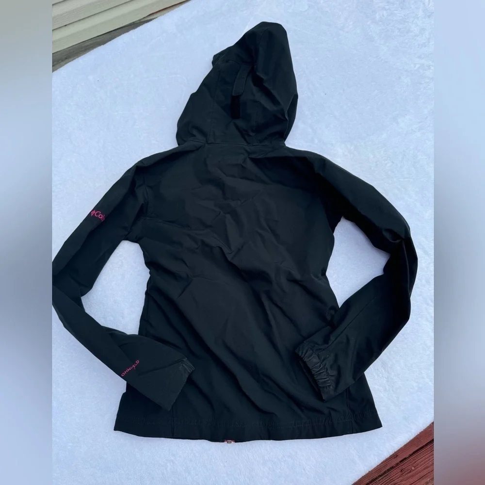 Girls zip up Columbia jacket with hood size 10 / 12 black with hot pink